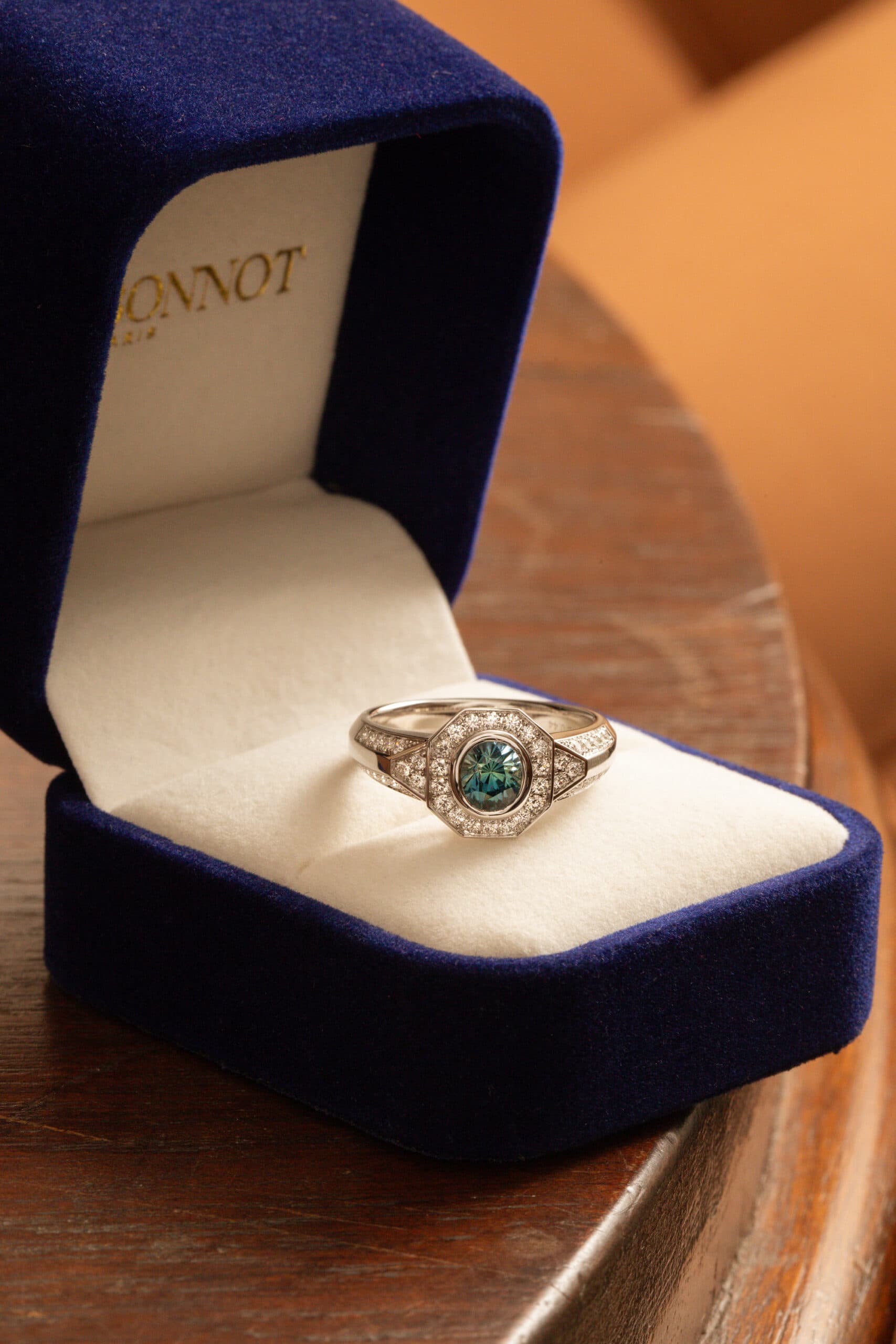 bague de fiançailles saphir teal art deco diamants