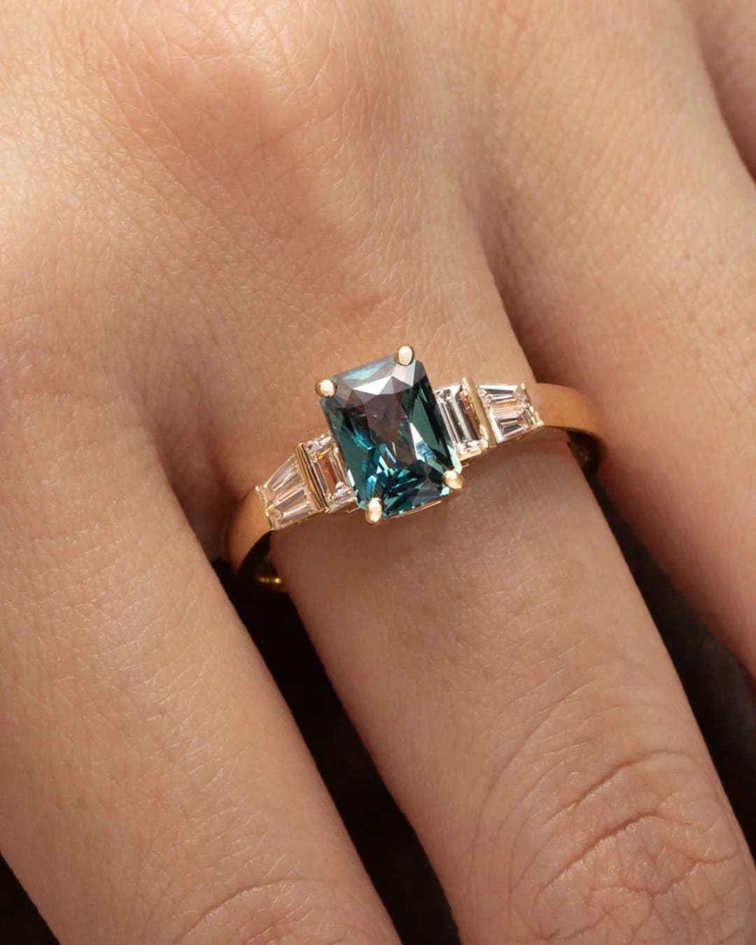 Bague d’anniversaire avec Saphir Teal