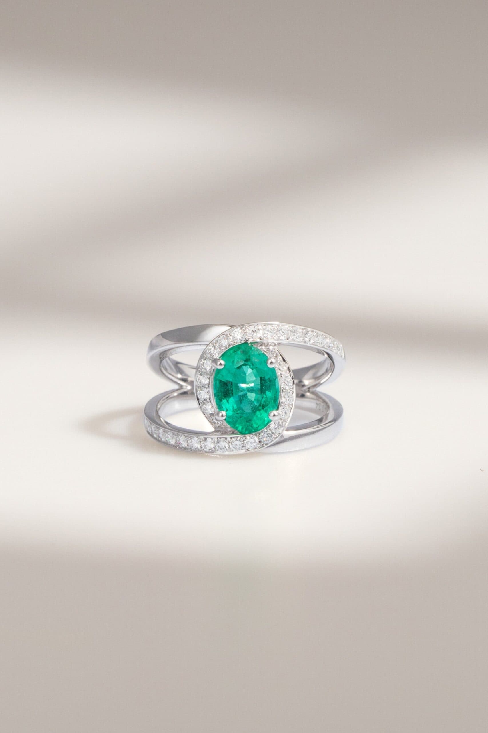 Bague de fiançailles avec émeraude de Zambie