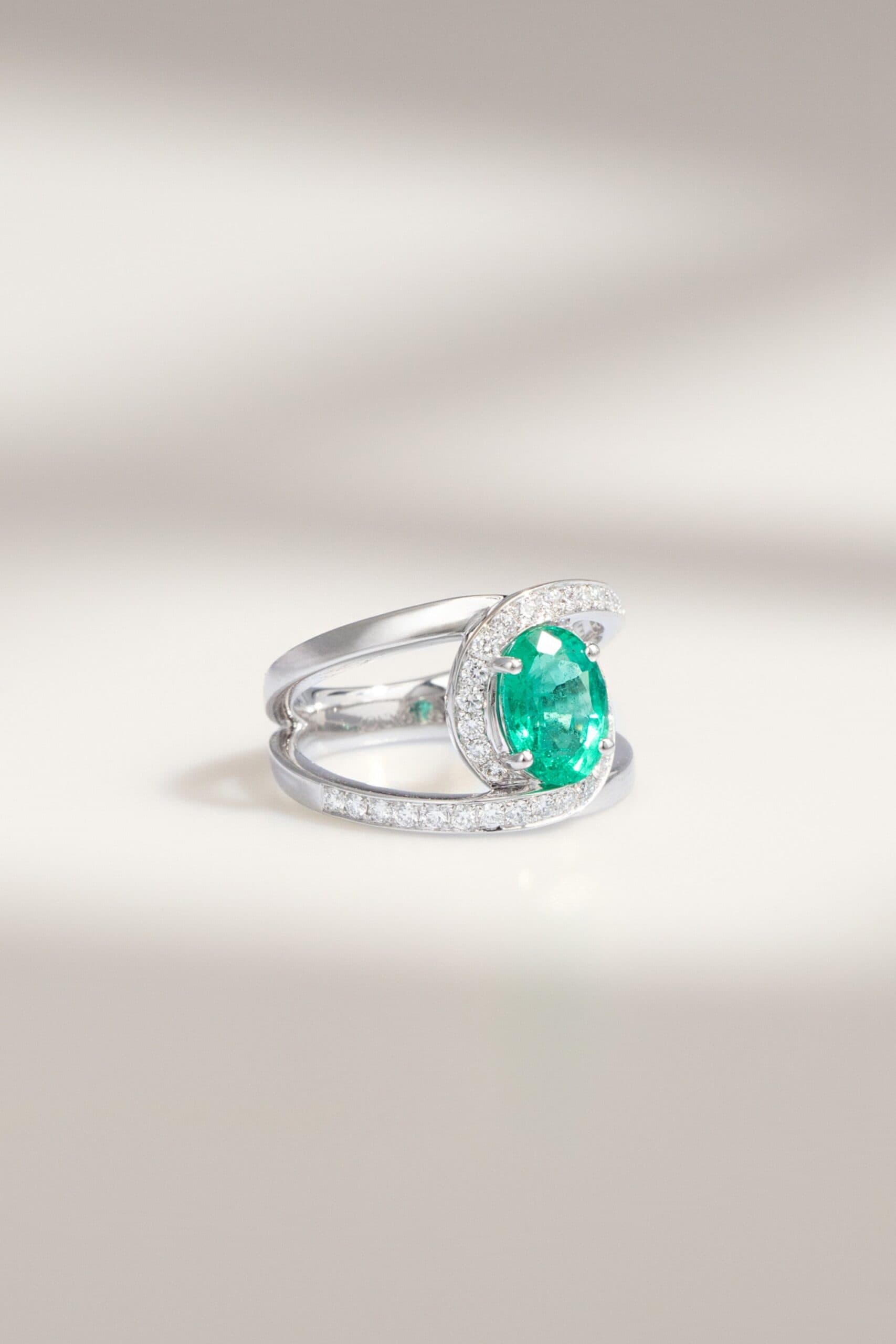 Bague de fiançailles avec émeraude de Zambie