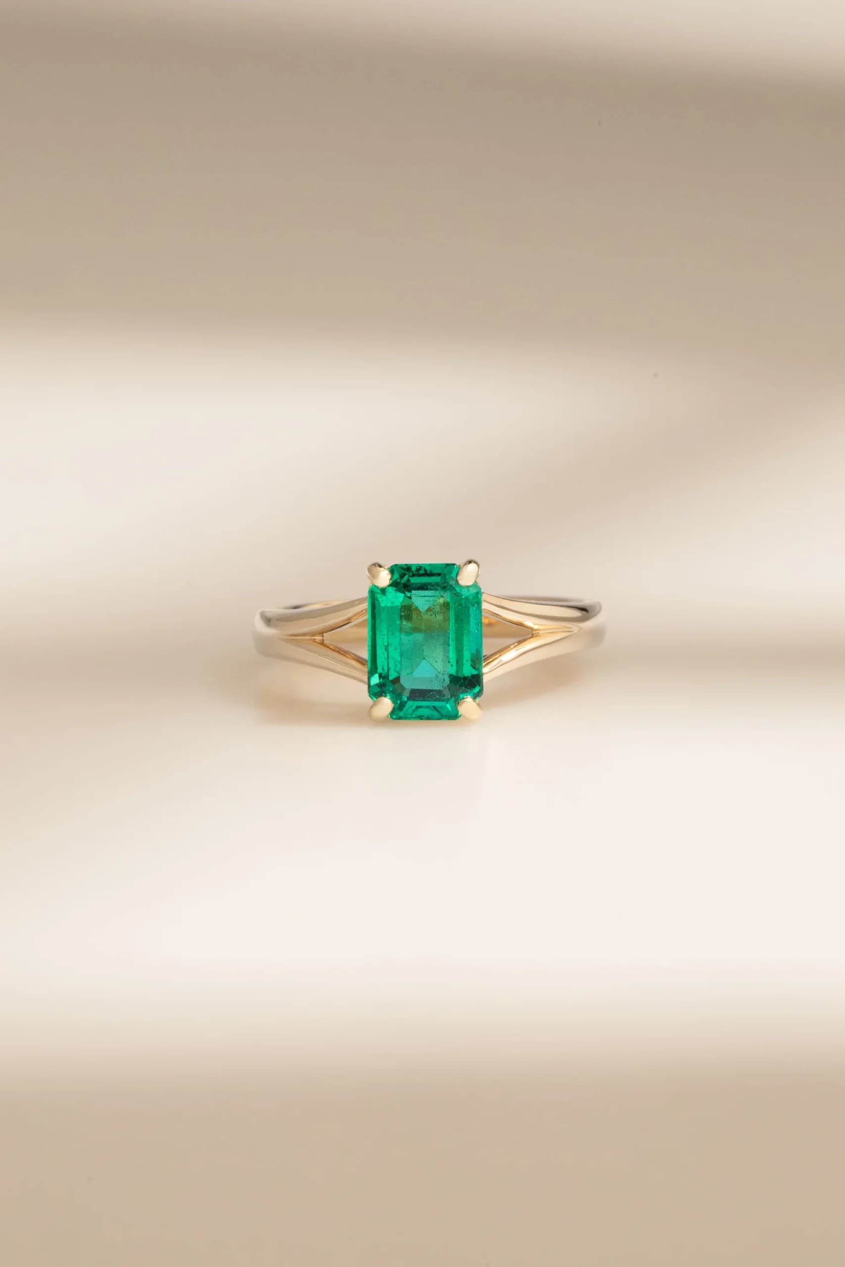 Bague d'anniversaire avec Emeraude