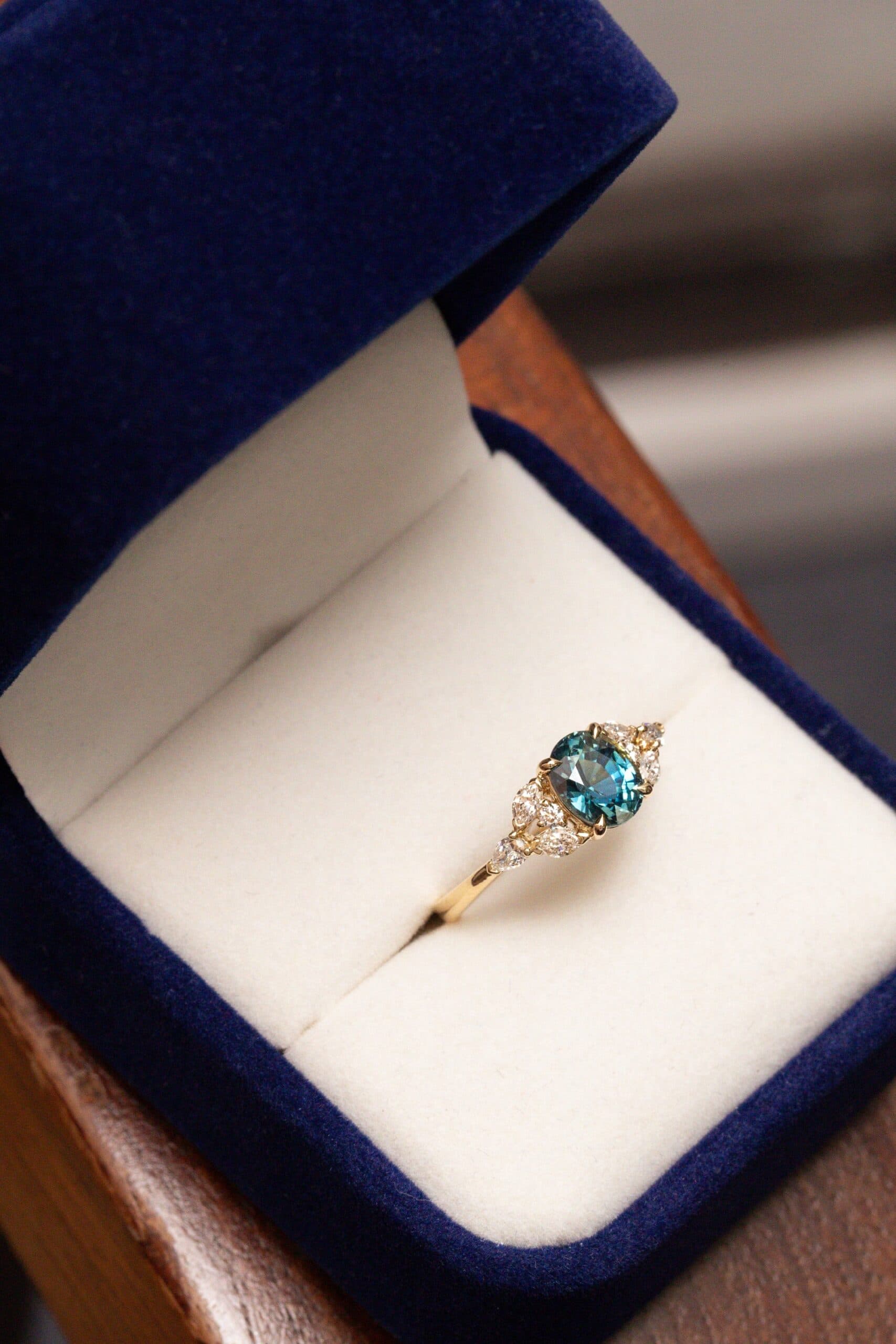 bague de fiançailles saphir teal pierre diamants et or jaune