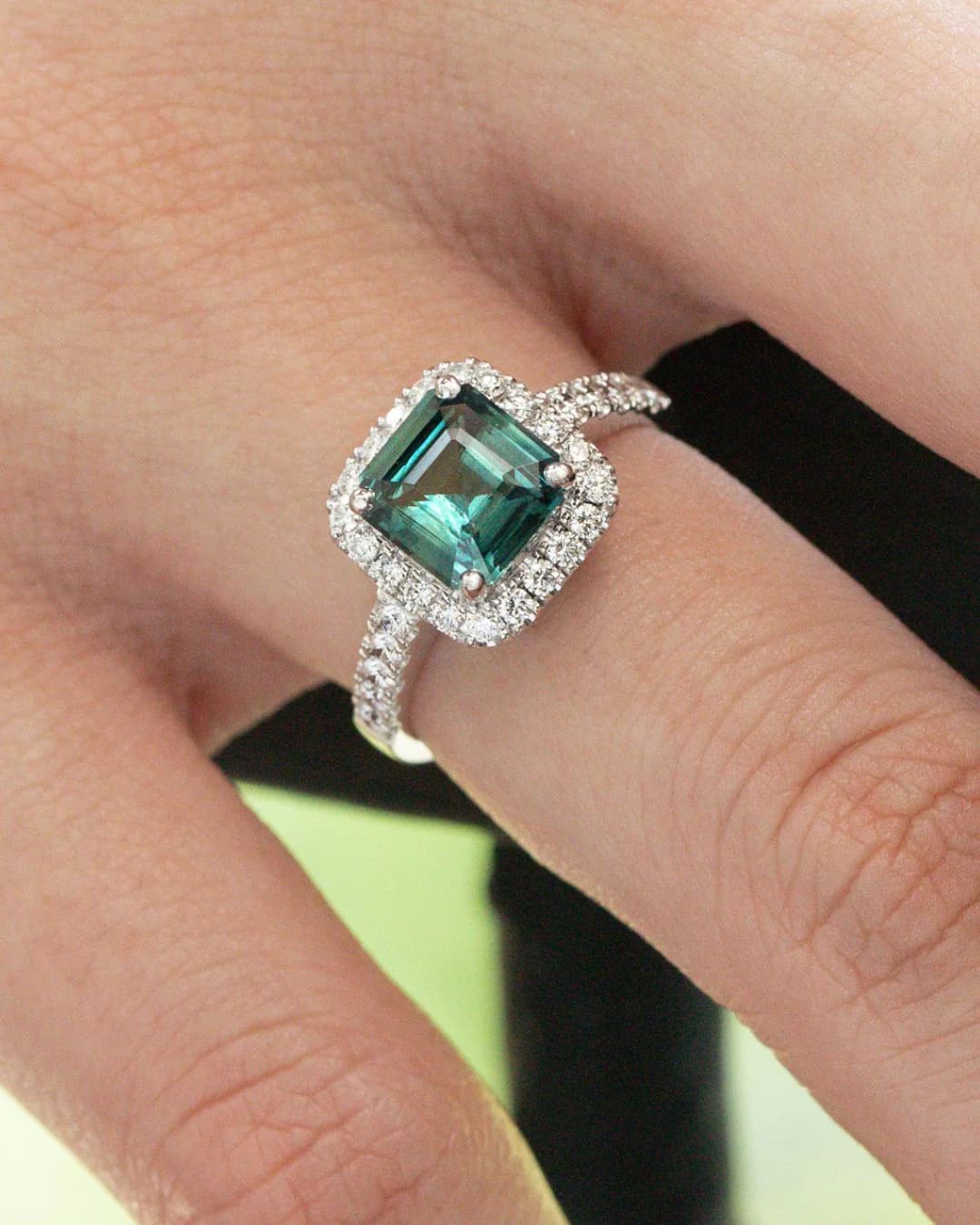 Bague d’anniversaire avec Saphir Teal