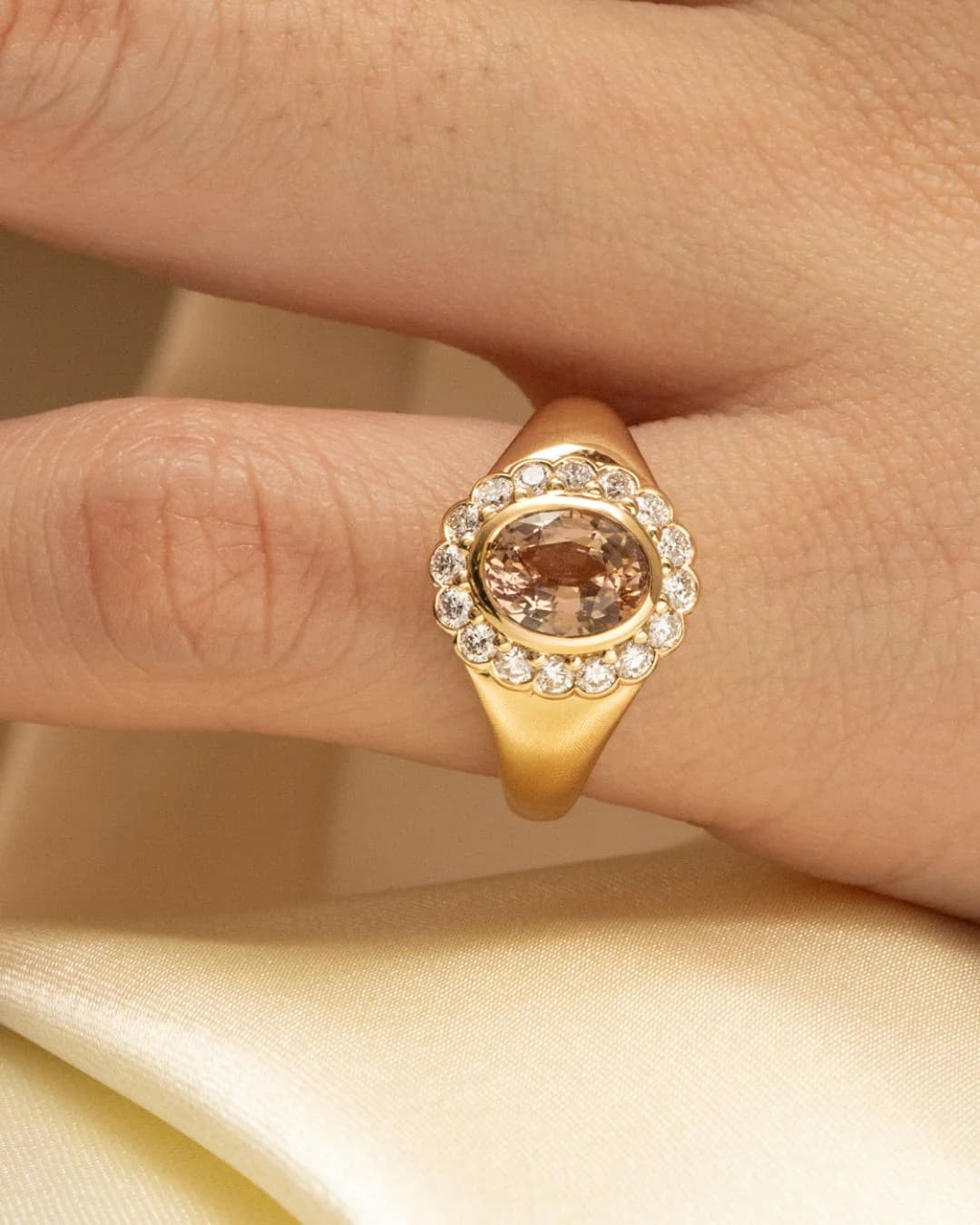 Bague d’anniversaire avec Saphir pêche